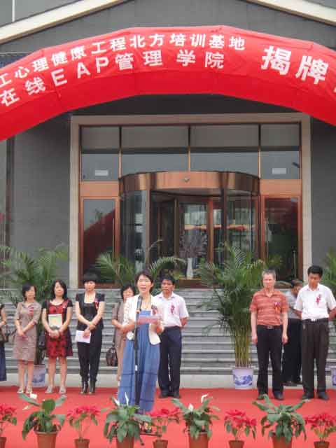 1731567176617466.jpg 楊萍副總裁宣讀授權(quán)書.jpg